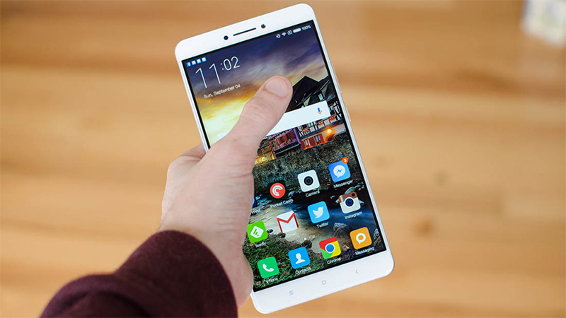 Người d&ugrave;ng sử dụng điện thoại Xiaomi